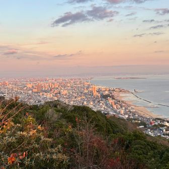 ポートアイランド、神戸空港方面
染まってる
日が沈むと暗くなってしますので、須磨浦公園目指します
鉢伏山は巻きました🙇‍♂️