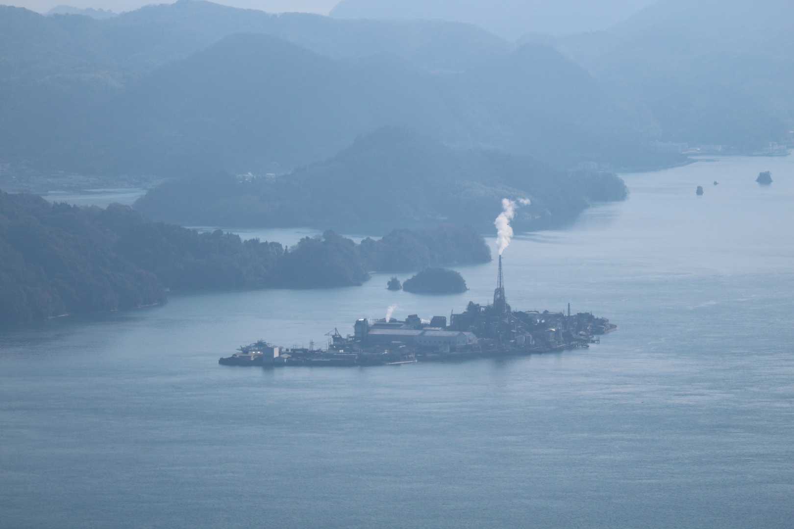 契島、亜鉛精錬所
「生きている軍艦島」といわれ24時間稼働しているそう。