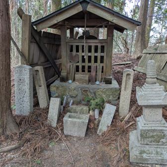 三つ目の転軸山　立松氏は天竺の転訛ではないかとのこと　ここには明和8年の弥勒菩薩様が祀られ、宝篋印塔があった。