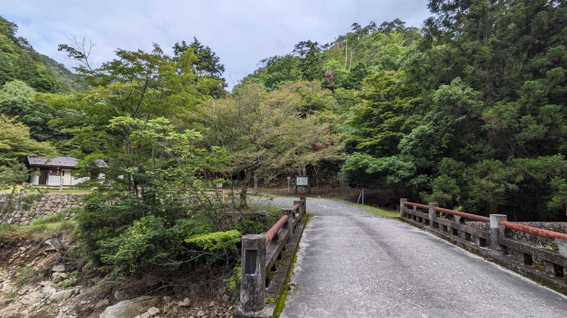 前回同様ここに駐車したかったんだけどなぁ😅
さっき停めた場所から1600m下ったなぁ💧
この奥の整った道へ🚶