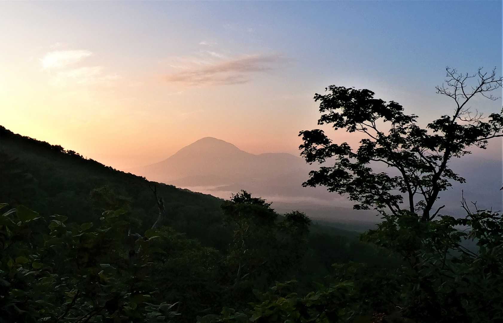 陽が昇った。手前の稜線が後方羊蹄山だ。