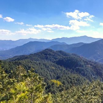 日向山山頂　高祖山（手前），西山，王丸山など（中央），脊振山，雷山など（奥）