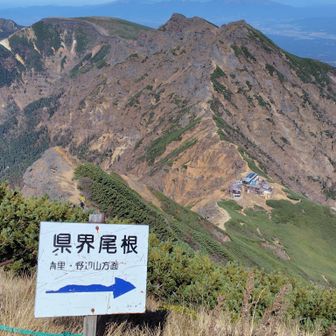 頂上山荘🛖の真下から分岐する県界尾根ルートより赤岳天望荘、横岳、硫黄岳を望む🌈