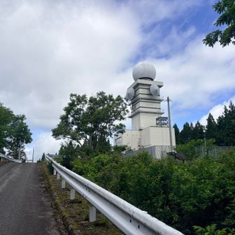 白鷹山レーダー雨雪量計
白いサッカーボールがおんなじだ！