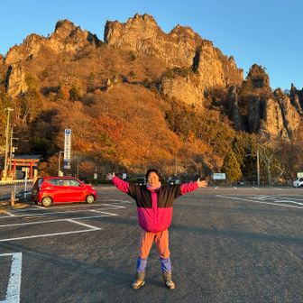 妙義山をバックに　行って来ます