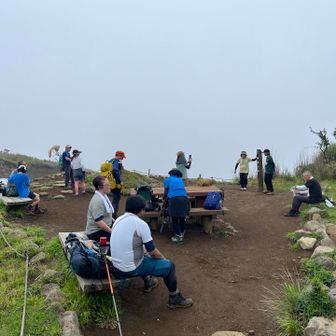 明神ヶ岳に着きました
ここでお昼を食べようと思っていましたがベンチが空いておらず
通過しクソ度アップ