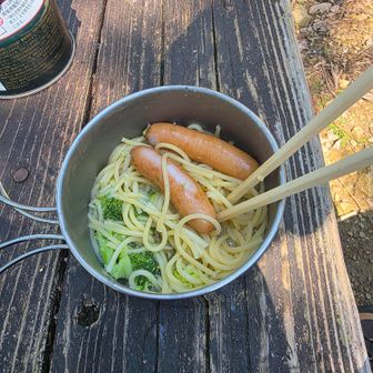 冷凍ブロッコリー、冷凍ウインナーのペペロンチーノを作りたかったけど、最初の水が多くてスープパスタになっちゃた😭