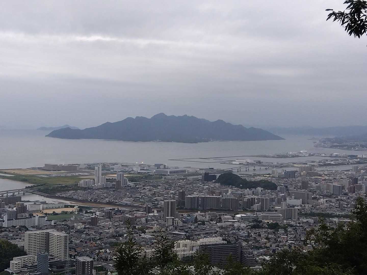 ここからの景色が一番好きです
ここで鈴ヶ峰に千回以上登ってるお父さんにお会いしました
☔の前に登っておこうって同じこと考えてらっしゃいました