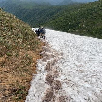 雪溪を下る。さらに慎重に