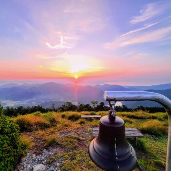 夜明けの空の色と御来光🌄と鐘🔔のコラボ最高です😊