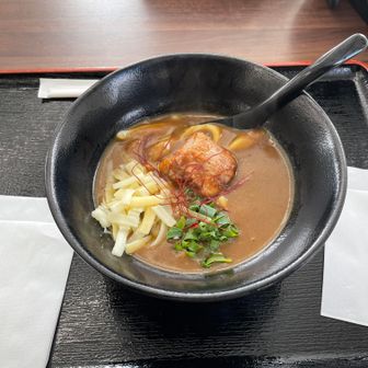 山上駅のレストランでカレー肉チーズうどん