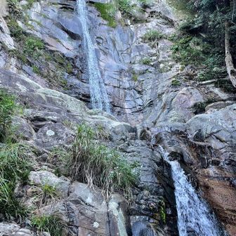 美しい「白糸の滝」に到着。高い岩壁から流れる水の音が心地よく、登り始めの体を涼やかに癒してくれます。