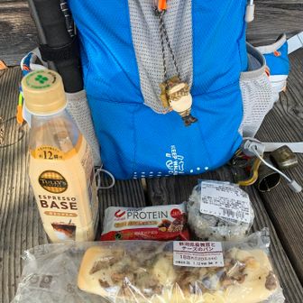 社務所に戻ってランチ。
じっとしていると寒くて、途中で脱いだフリースのプルオーバーを再度着ました。
休憩中にトレランザックを担いだ男性が、社務所前を通過。下山中に抜いていかれました😆