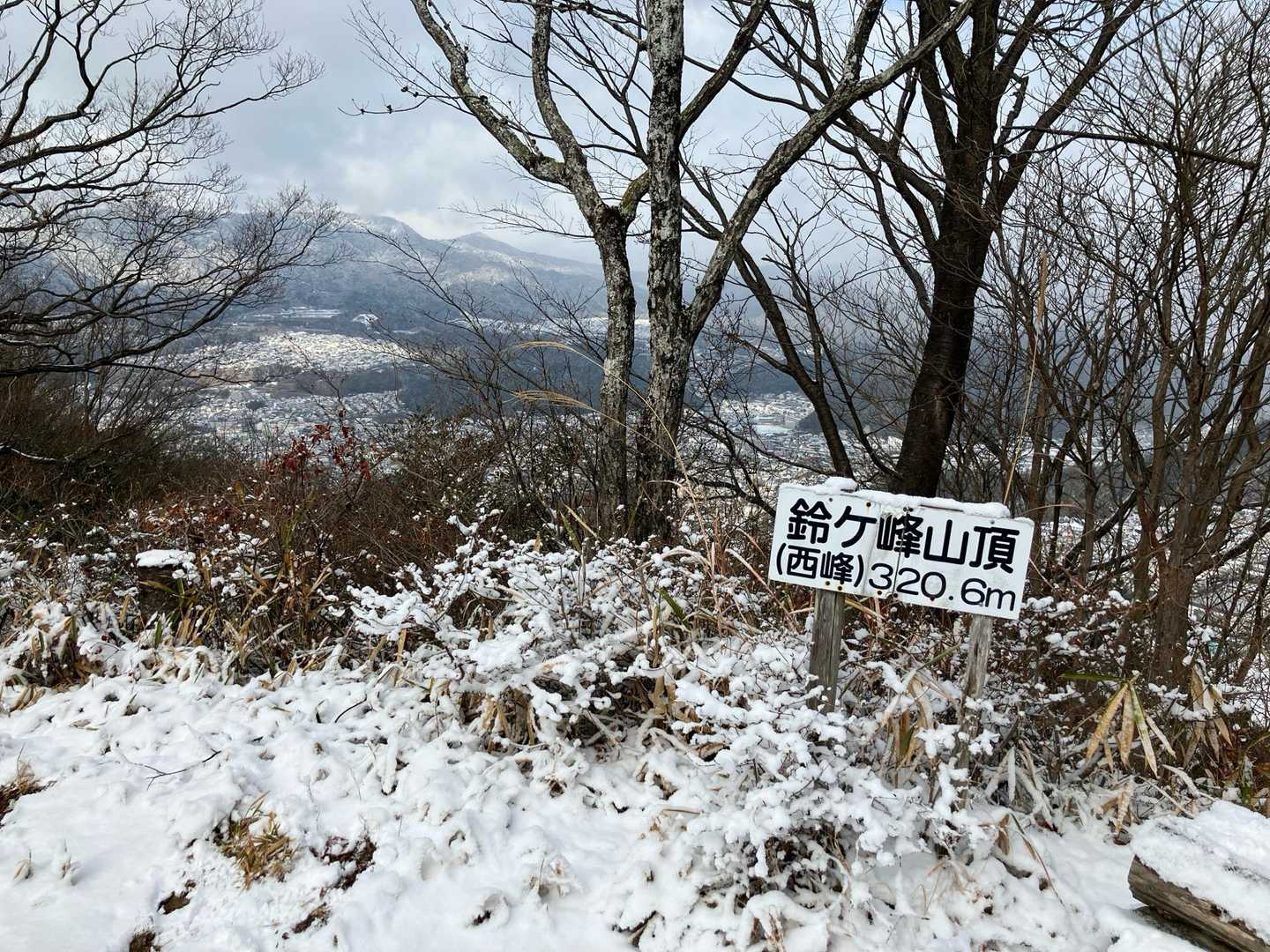 西峰山頂と廿日市市の山々