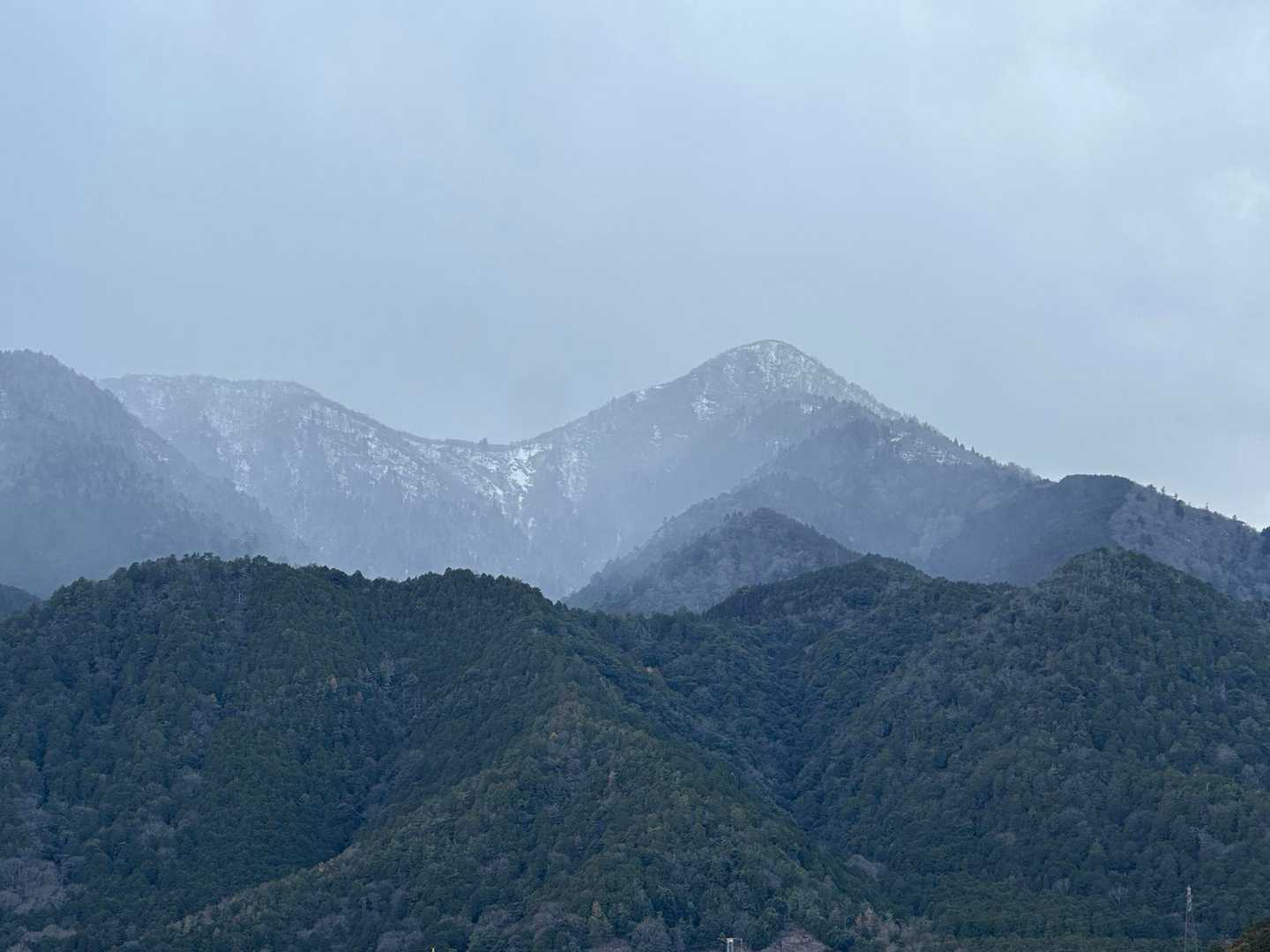 駅前で、再度
登ってきた堂満岳を眺める❣️
