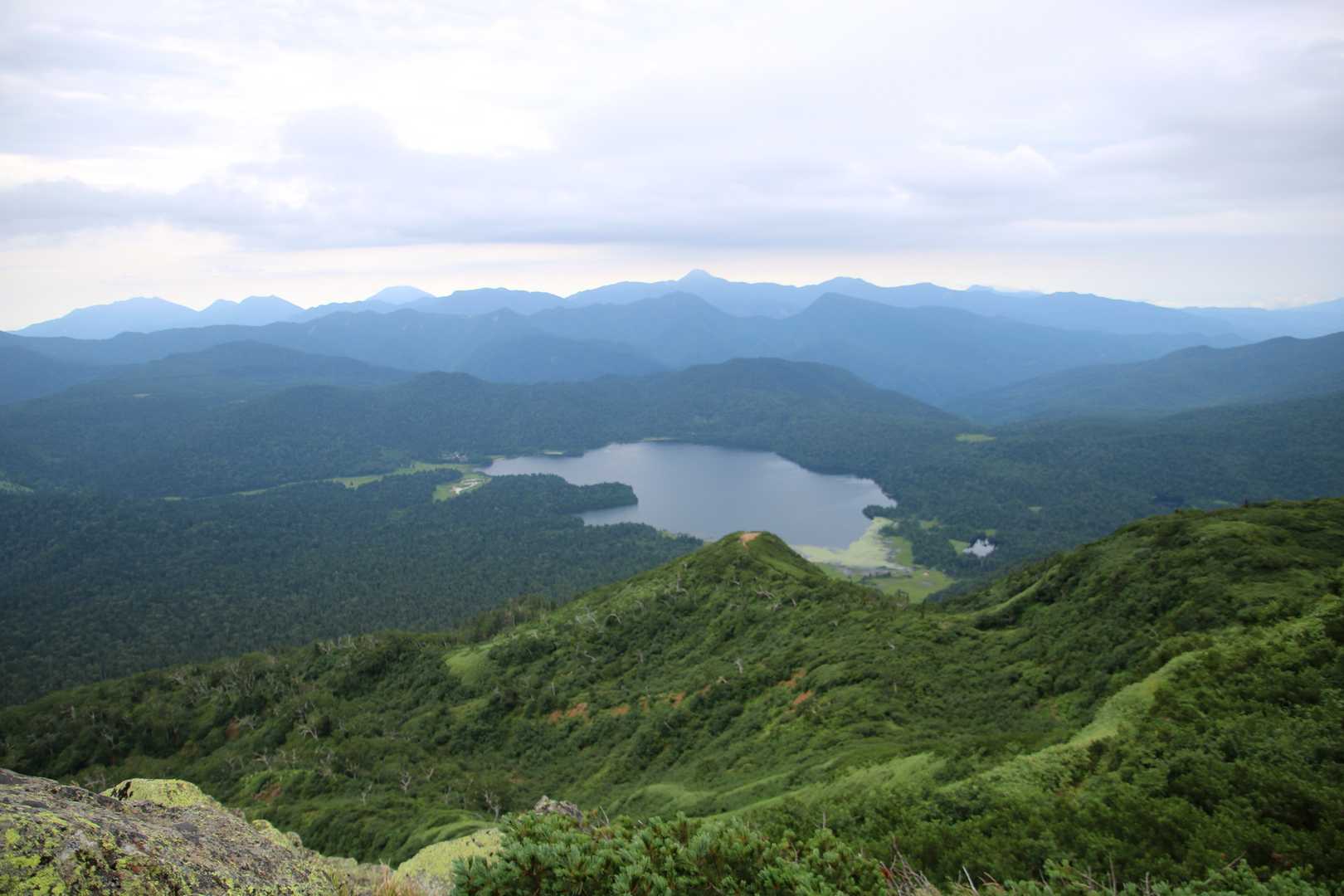 尾瀬沼一望〜
奥のセンターは奥白根山