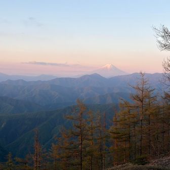 富士山綺麗。気温は0℃
日本100名山のさだまさしの歌が頭をぐるぐる🌀
僕は空になる〜、らーらっらっらっらっらら、、、
あれって名曲ですよねー。