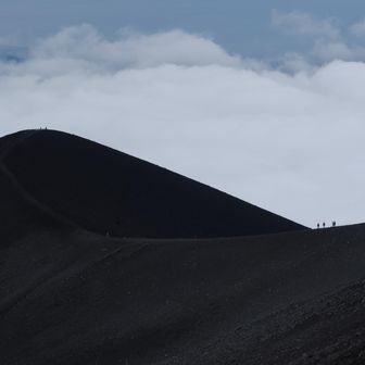 雲海と稜線を歩く登山者の絵