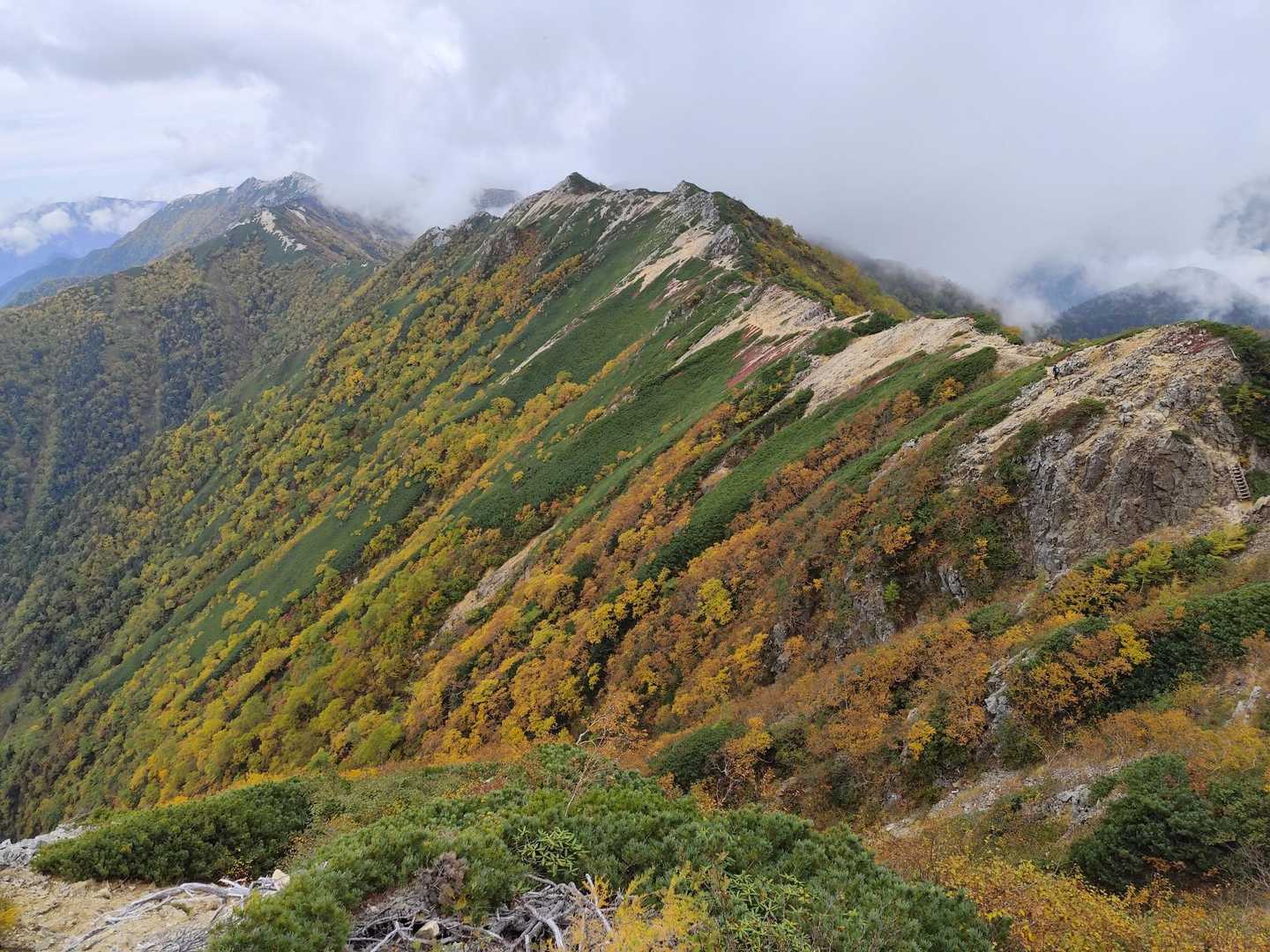 下山開始　お昼を過ぎガスが湧いてくる