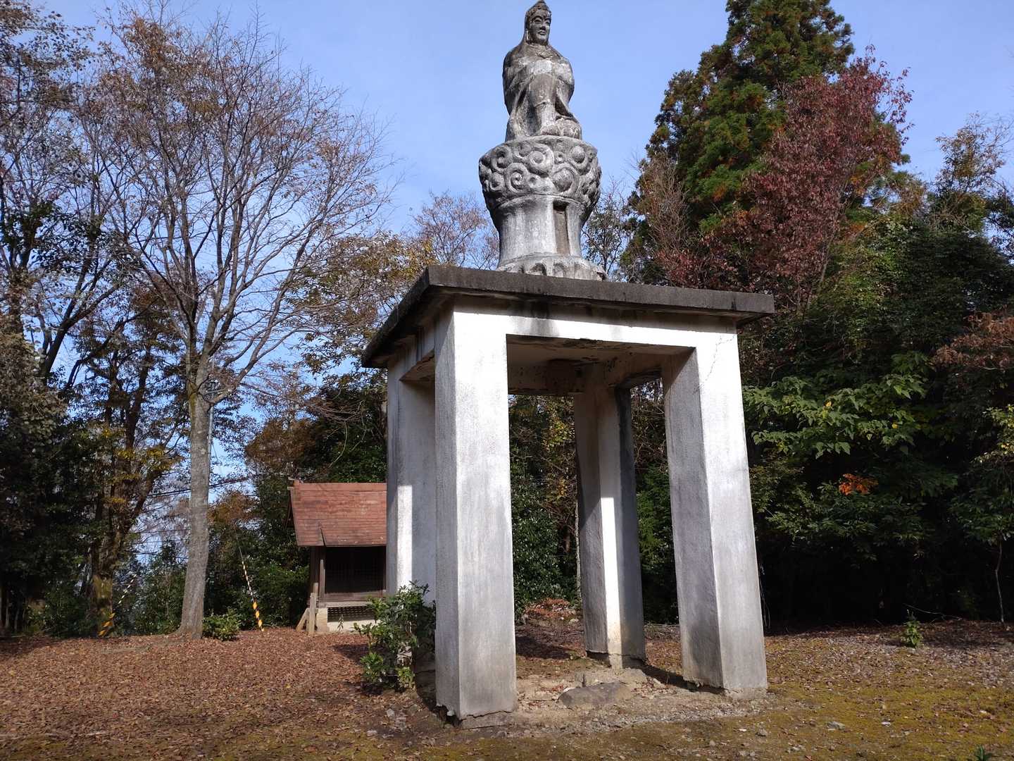 岩間山の象の下にでっかいスズメバチの巣がありました💦 幸い辺りを飛んでいませんでした