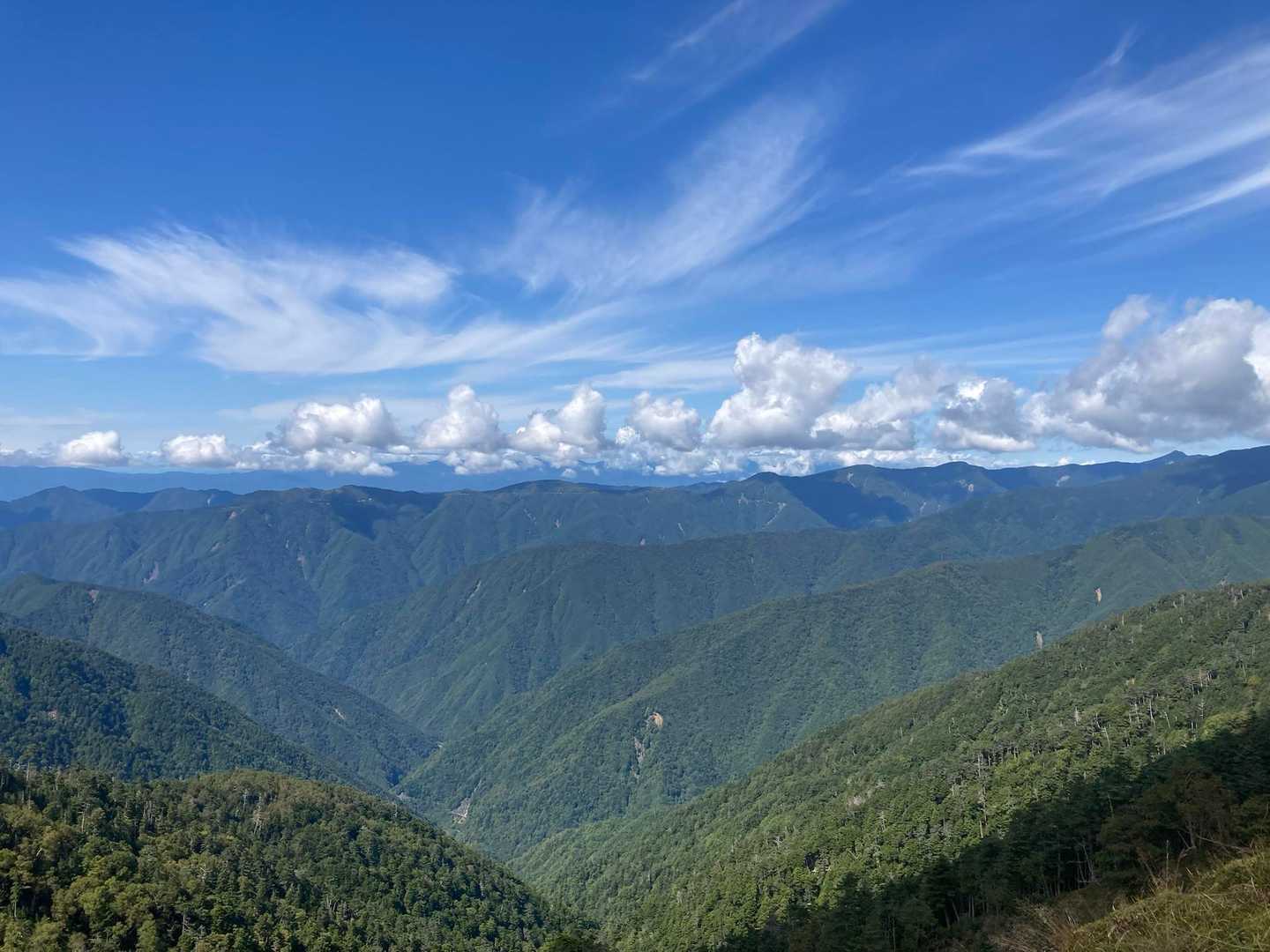 少し開けたところで、雲が掛かってますが、御嶽山方面。