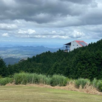 山頂公園からロープウェイ山頂駅を見る