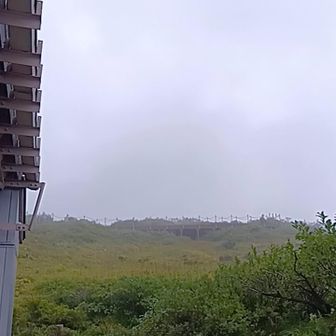 山頂山小屋に到着！
ガスが抜けない！
パラパラ雨もやまない！
山小屋の中満杯！
気温14度台で汗冷え辛い！
って思いながら、山頂手前で昼食。