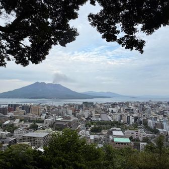 夕方、西郷さんの足跡をたどって城山へ
桜島は噴煙をあげてました

そしてここでYAMAP1400座

