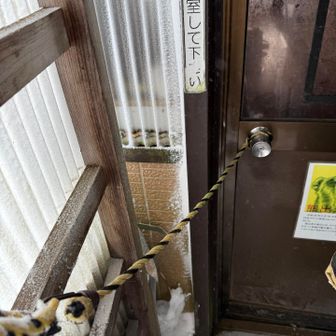 入り口のロープがされてて💦
先に小屋を出た方がついうっかりロープをして帰ったようです

（私もついうっかりあるので批判等　
責めないでください）

なぜか2人で笑いながら
どうしよう⁉️どうしよう⁉️
ドアは開くけど5センチくらいは開く
長い棒やハンガーでなんとか引っ掛けを外そうと思うが隙間が狭すぎて棒が曲がらない　無理
さてどうする⁉️
天気悪くなってきたのでもう登ってくる人がいるかなぁ
誰かに連絡して登ってきてもらう⁉️
頭に浮かんだのは
シゲラッチョさん、akiさん、Ⓜ️ちゃん、ふなあやさん、リュウヘイ君、、、
携帯の電波繋がっていたので2人ともとても冷静でしたね
そしてmakiさんがドアの隙間から手を伸ばしてドアノブに巻かれているロープを外してくれました

いやいや
ほんとびっくりしました〜
無事に脱出できて何より

ドアの隙間があった事　これ大事です‼️
もし同じ事態があった場合
参考にあえて載せていただきました〜

皆さんも注意⚠️してください