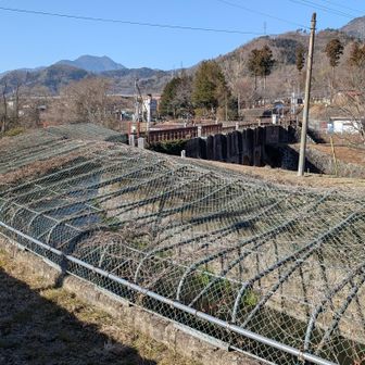ここから見ると水路であることがよく分かる
奥に三ツ峠山