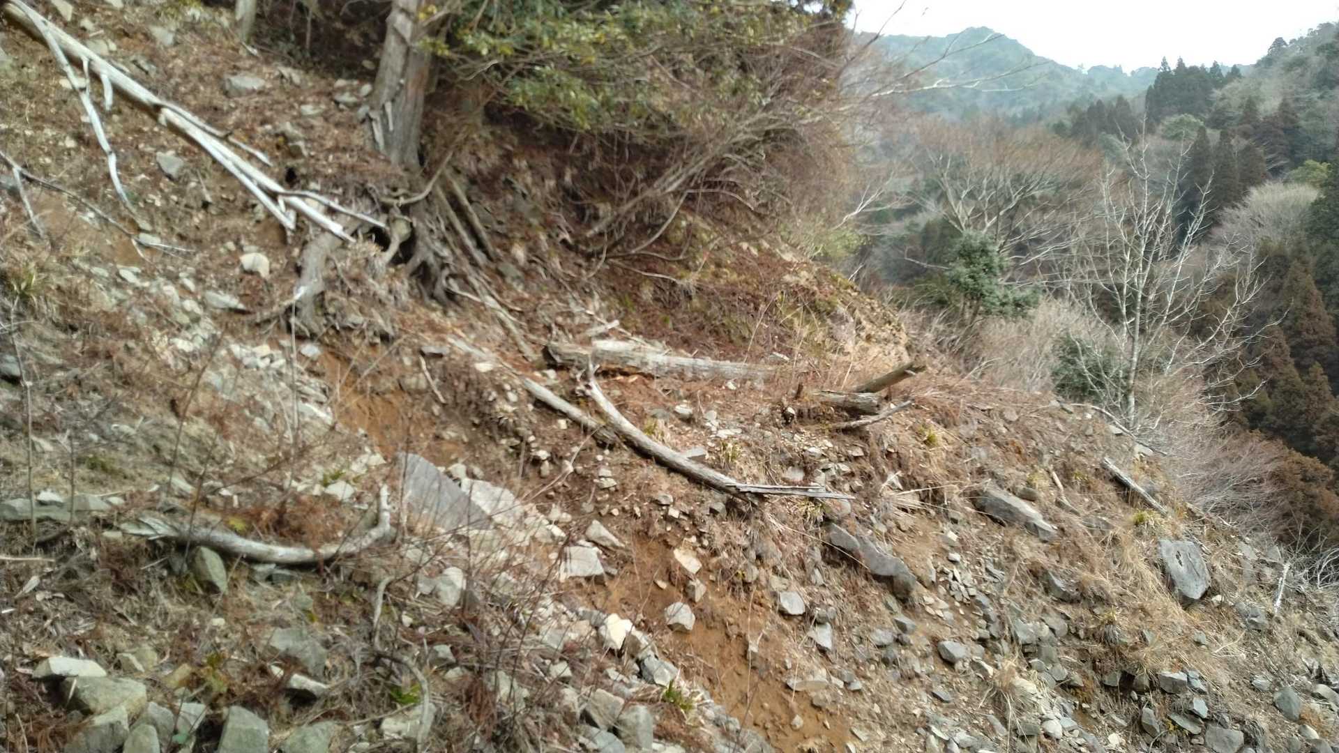 途中、山肌の崩壊場所があり注意して渡りました