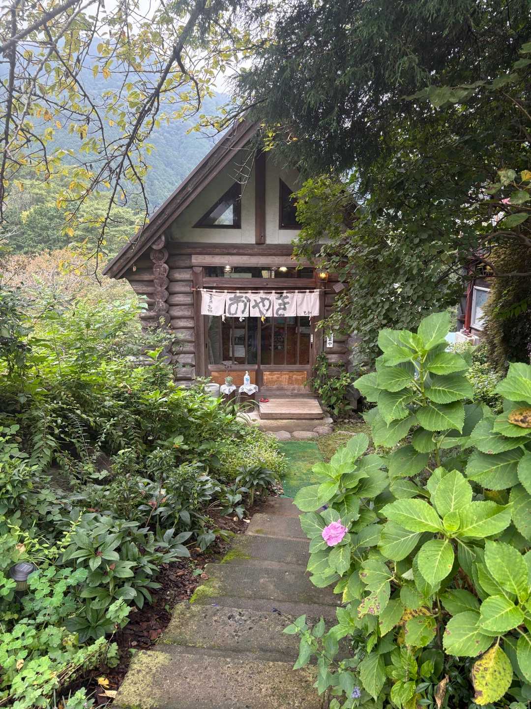 おやきのお店を発見

残念ながら焼いてる所で、時間がかかるからまたおいで（意訳）との事でした。

美味しそうだったので、是非来よう