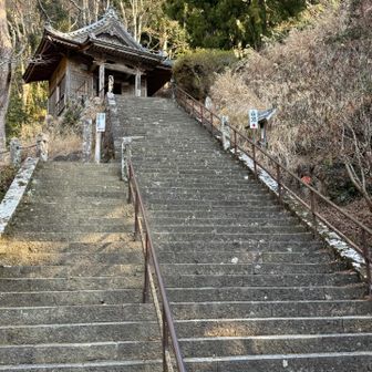 山頂行くためにまた階段を・・・💦