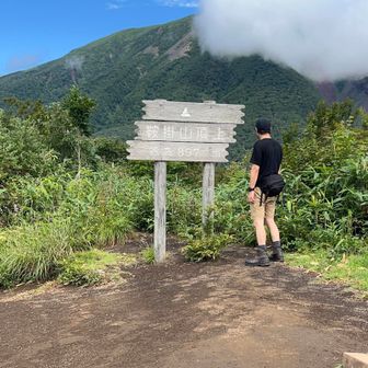 山頂でかなり年上のお姉さんに撮っていただきました、ありがとうございます♪
ザックすら背負わす腰バッグにただ水入れる簡易リハビリスタイル