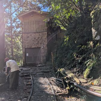 立派なトイレ
休憩して、エネチャージ⚡
先程の階段から、本格的登山開始です。