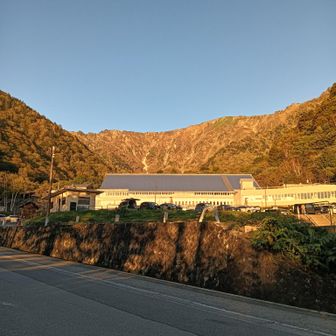 扇沢駅。
針ノ木サーキットのモルゲンが素晴らしい✨
しかし放射冷却で想像以上に寒い