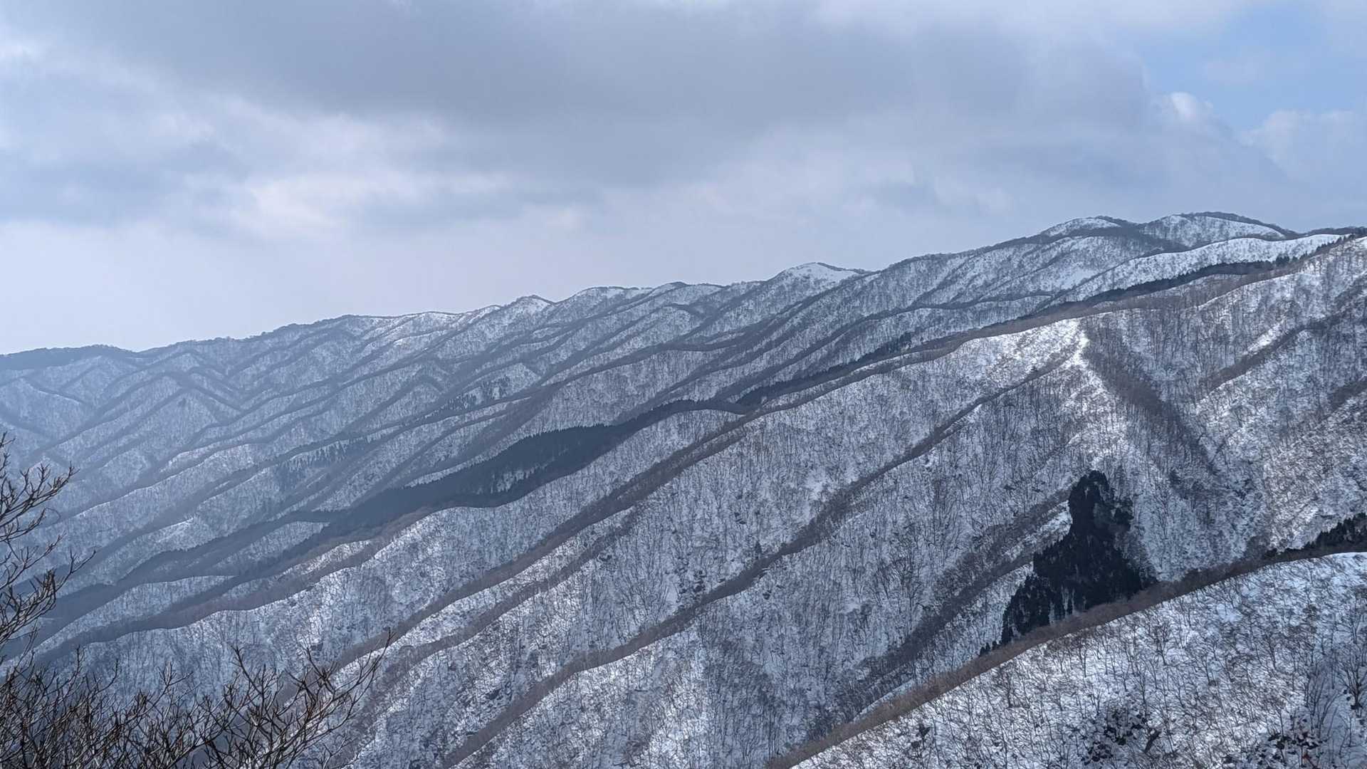 ブンゲン方面。
さざ波のような山容。
あるようで実はなかなか見られない景色。気に入りました♥