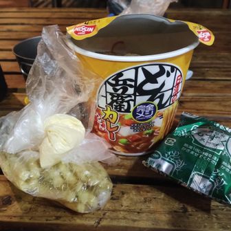 2日目の夕食は、かなり歩く予定だったので、簡単に済ませるものに🥢　やっぱり『完全メシ』シリーズは、私の味覚には合わないので、リピなしですね🤔