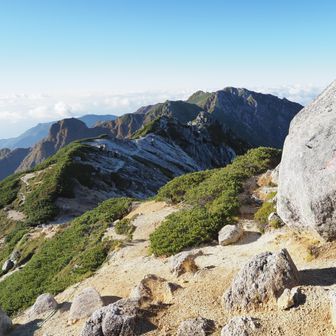 空木岳山頂から南駒ケ岳方面
