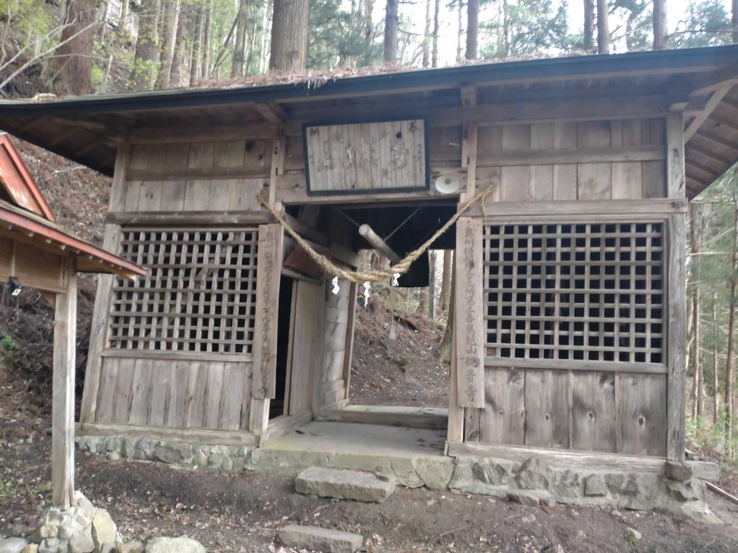 立派な山門を抜けます