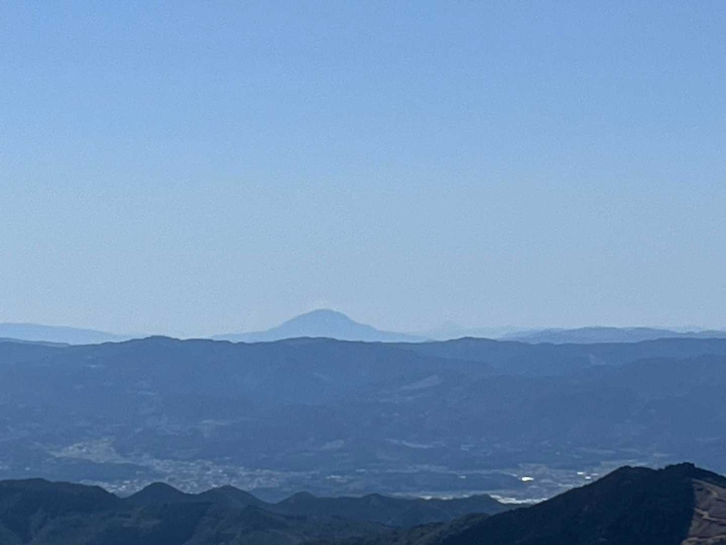 遠くに桜島...と、なんと！右に微かに開聞岳も見えました✨