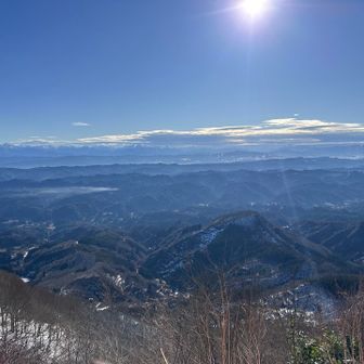 巻機山🏔️方面かな⤴︎逆光で見づらいですが良い眺めです⤴︎