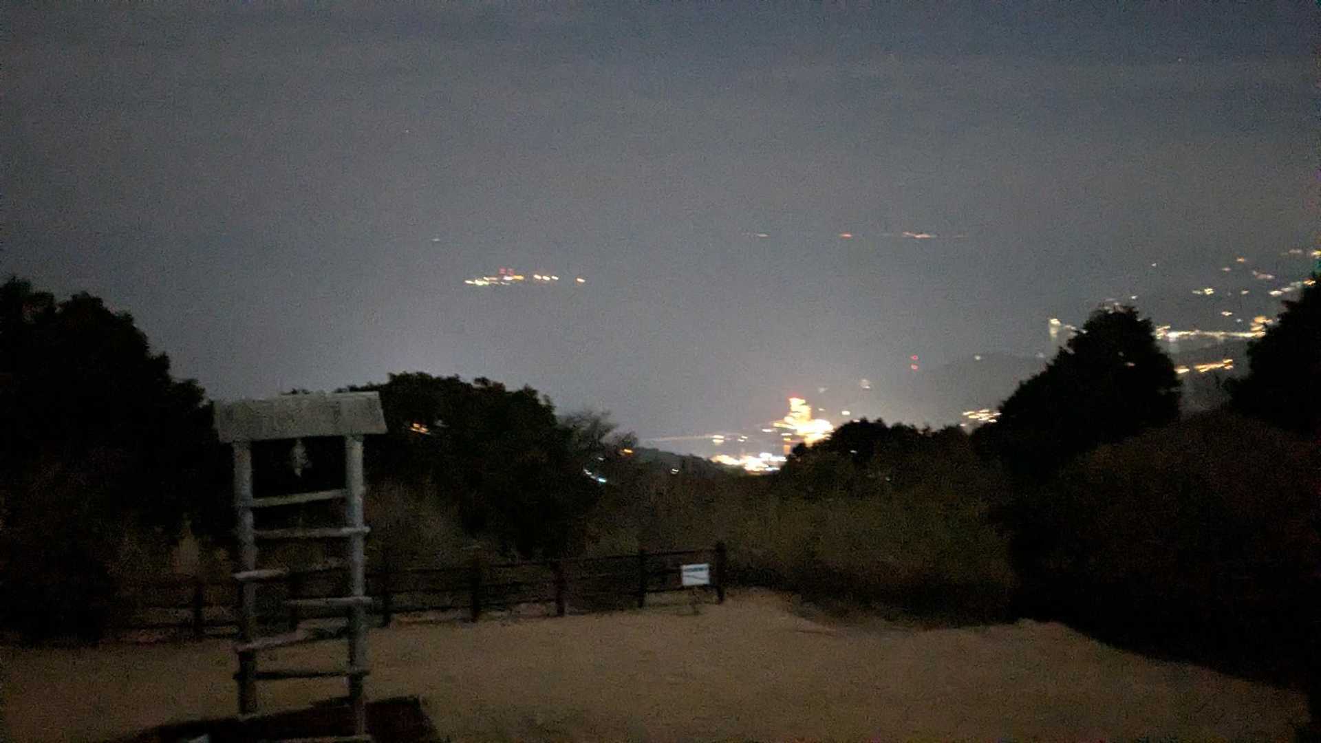 姫の沢公園の展望台から
初島と熱海？
