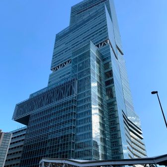 ハルカス

あべのハルカスは、大阪の街を見下ろす高さ300mの超高層ビルです。 秘密のケンミンSHOWでも特集された「あべのさきいか天」が買える地下デパ地下や、絶景の展望台「ハルカス300」、美術館、ホテルが集まる立体都市です