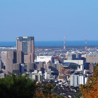 もてなしドームと遠くに日本海が見える＠望湖台