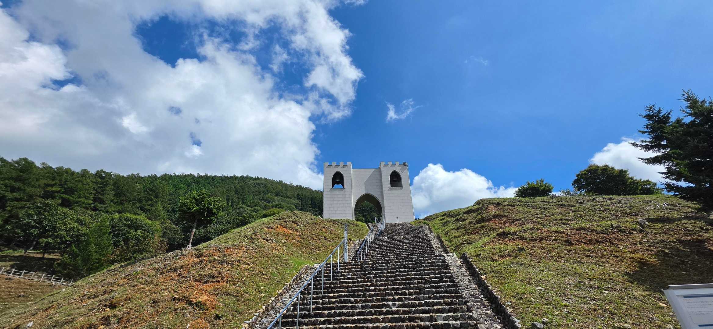 日名倉山のシンボル愛の鐘🔔🙄
それにしても暑い🔥☀️🥵
日差しが痛い😵