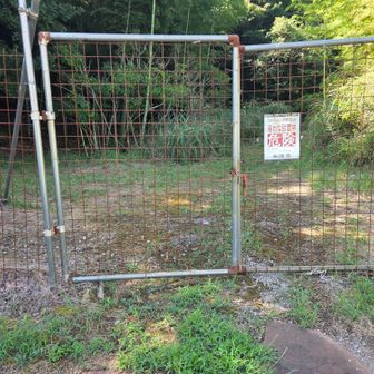 R21沿いの｢バリバリジョニー🍜｣さんの東側に登山道に繋がる細い道有ります。そこを入ると直ぐに登山口です😊
動物避け用柵の手前に車を停めさせていただきました🚙