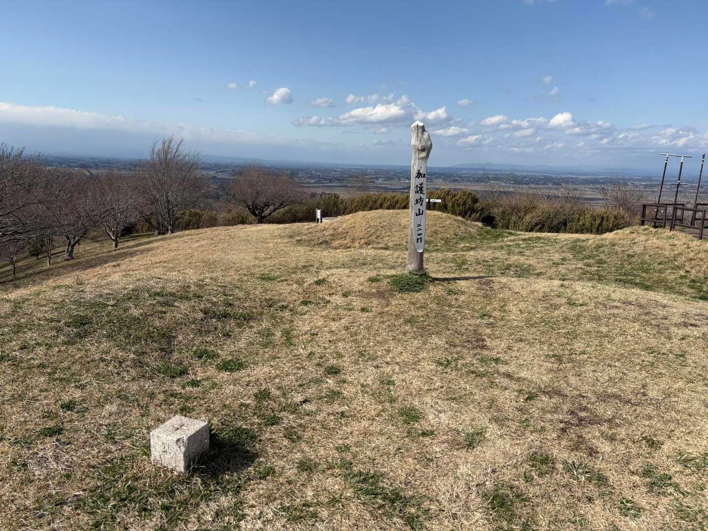 駐車場から少し歩くと山頂🙌
伝わりませんが、立っていられないほどの強風でした🌀😵‍💫