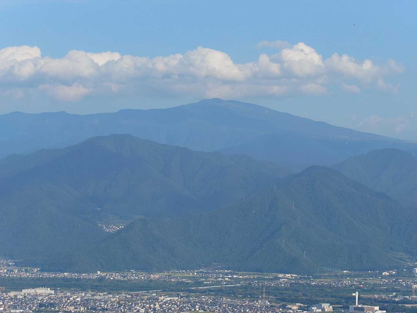 今日の午前に登った根子岳。