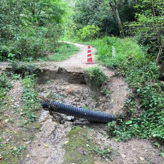 道が少し抉れているが、通行には支障なし